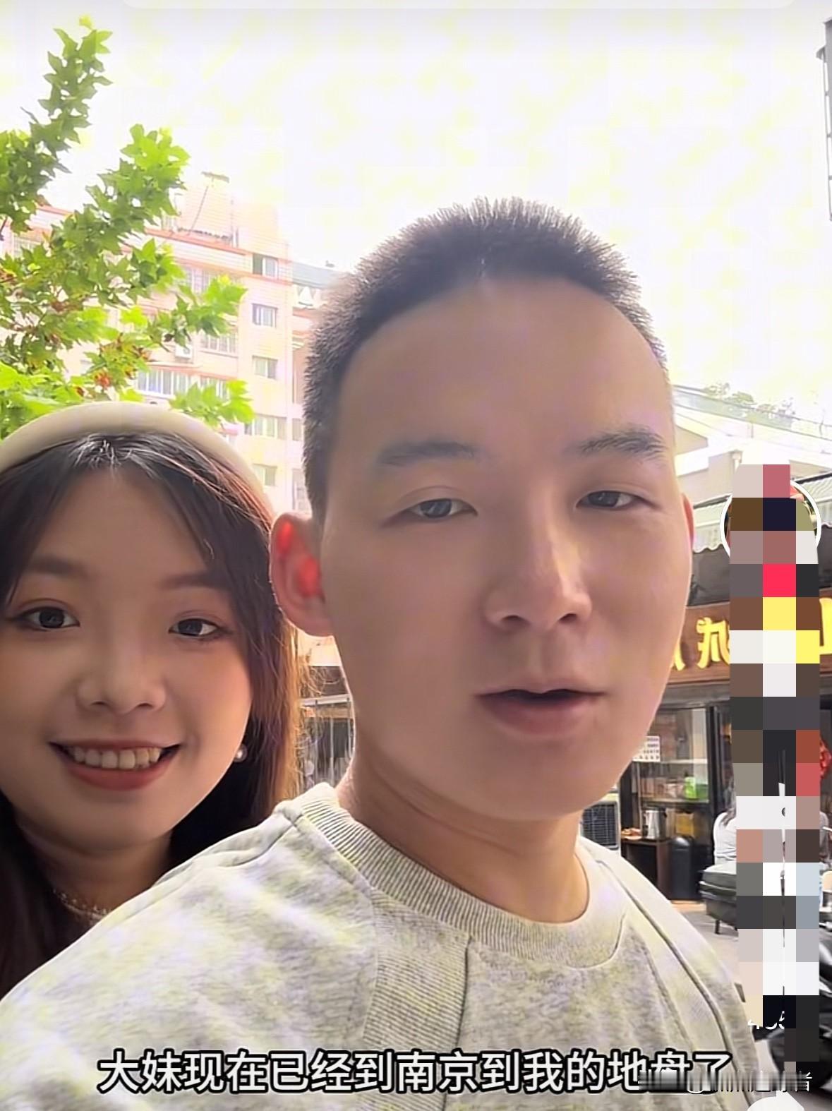 今天午后，谢浩男的大妹更新了一条生活视频。画面中，谢浩男领着妹妹去打卡特色美食店