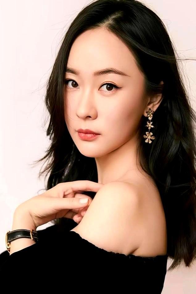 45岁像25岁，她靠一条狗翻盘霍思燕牵着自家西施犬站上比利时百年犬展领奖台