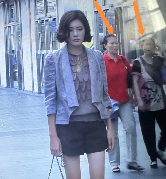 我一直很好奇一件事：演员在拍现代剧的时候，身边明明看起来像是普通路人，可不管是前