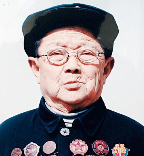 1939年，一个“小男孩”在街上碰见日军军官茨谷五雄，随后礼貌地鞠躬，然而，茨谷