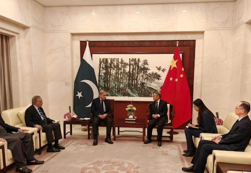 最近中日关系在东京与华盛顿的安全话题带动下升温，中国舆论场随之把矛头指向“巴铁”