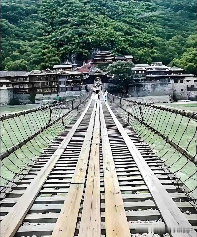 近日四川甘孜泸定桥上，一位南京姑娘的举动，看哭了全网无数网友。来自江苏的陈雨