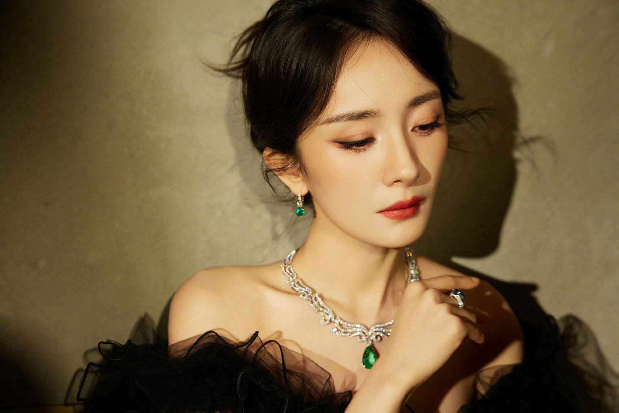 杨幂ym杨幂宁绣绣晨光漫过山丘，微风捎来期许惦念藏于朝暮，偏爱予之长久早安