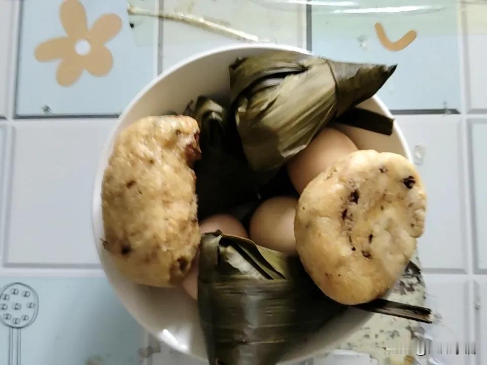 今天计划减一斤体重，所以必须严格克制饮食，零食是铁定一点也不吃。早晨起床，喝了