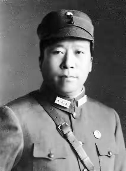 当年西安事变后，实际上老蒋是变相放了杨虎城一马的，逼着让他出国考察，如果他一直在