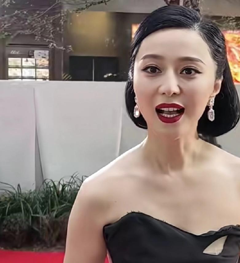 说实话没有几个人能抵得住摄像头没有滤镜，这样近距离拍摄，这样的角度拍摄别说四十多