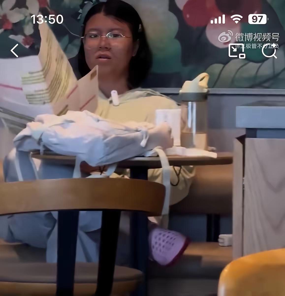 还没考公就如此蛮横！星巴克撑伞占座扩音器背书，网友：考上还得了？