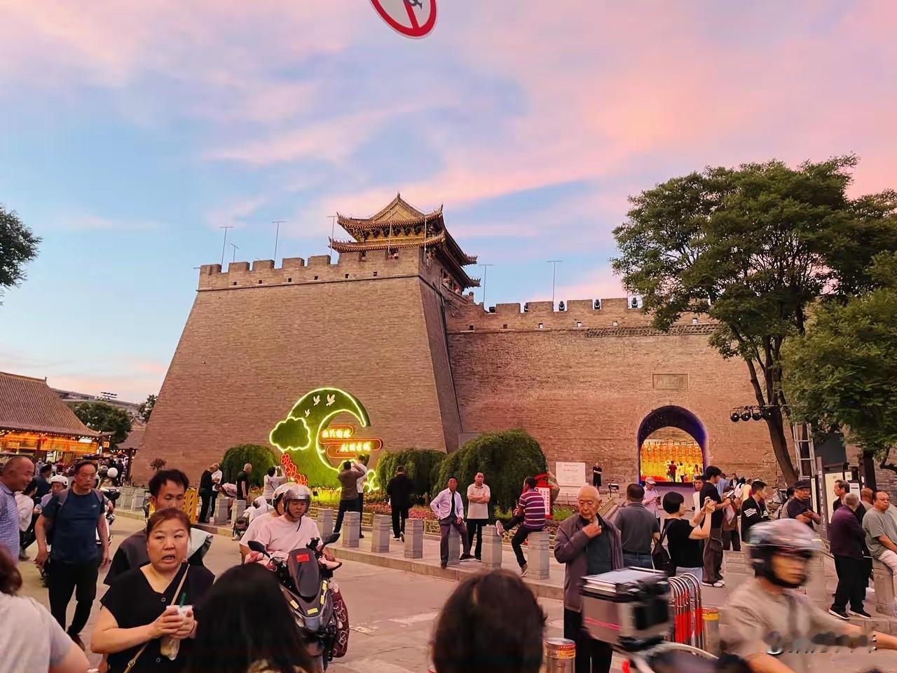 去过佳县的朋友都知道，佳县县城修在山顶上，其实陕北的很多县城原本也在山顶上，只不