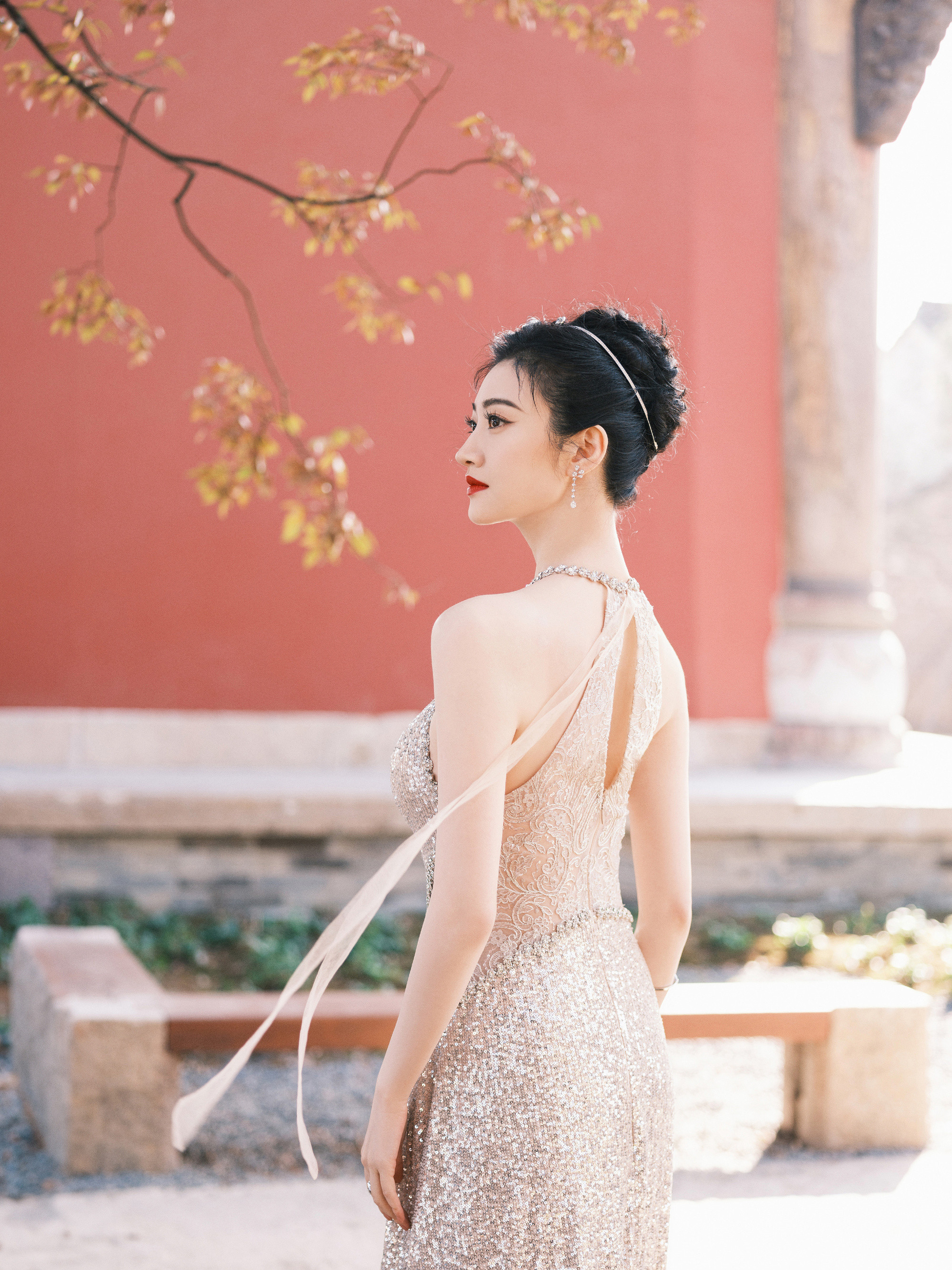 景甜太精致了，一袭银色挂脖裙，妥妥的人间富贵花大甜甜。景甜