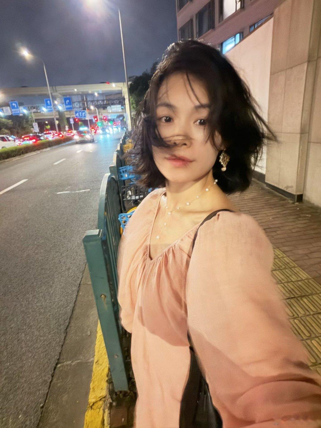 此刻人还在瑟瑟发抖中，真的在抖，手在抖。刚才和2个小伙伴从上海会展中心打车回来。
