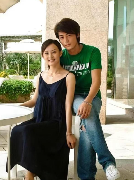 这是二十年前孙俪和霍建华的一张合影，两人都带着满满的胶原蛋白，眼神干净得像山泉水