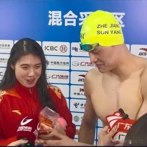 孙杨摸张雨霏金牌求沾喜气！全运名场面太甜，这友情谁不羡慕？全运会游泳赛场也