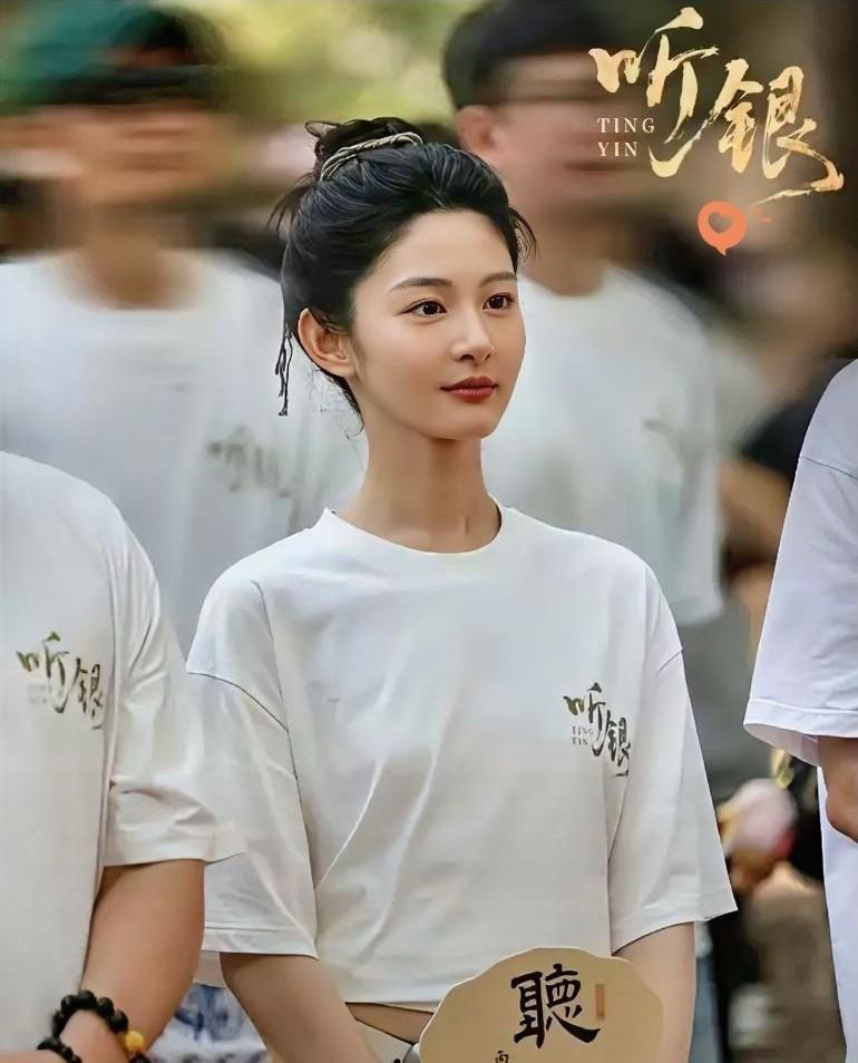 白鹿一走，于正其实没那么心疼，他同天就官宣了赵晴，这摆明了是在告诉白鹿，欢娱没你