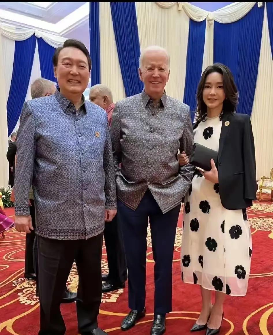 金建希算是吃大亏了，尹锡悦当总统时，她不顾劳累，不怕辛苦，每天跟着尹锡悦东奔西跑
