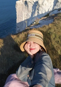 唐艺昕紫色纱裙美照带女儿英国故地重游