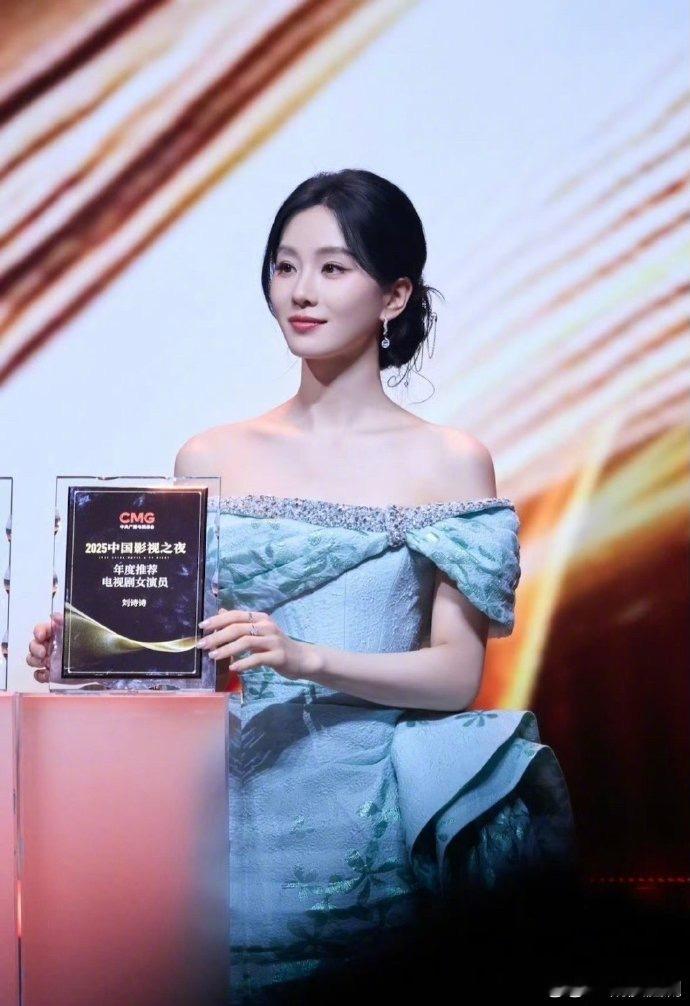 替刘诗诗粉丝澄清下，刘诗诗这个不是总台视后。年度推荐女演员≠年度女演员