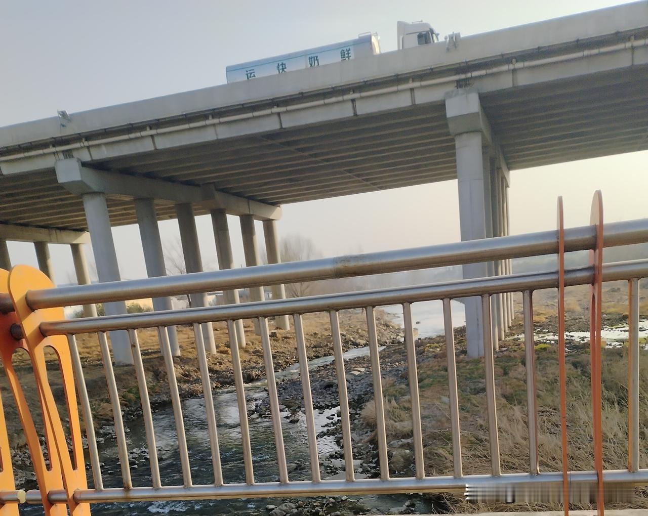 今年四九天的天气也太反常了！往年这时候，家门口的小河早冻得结结实实，冰面厚得