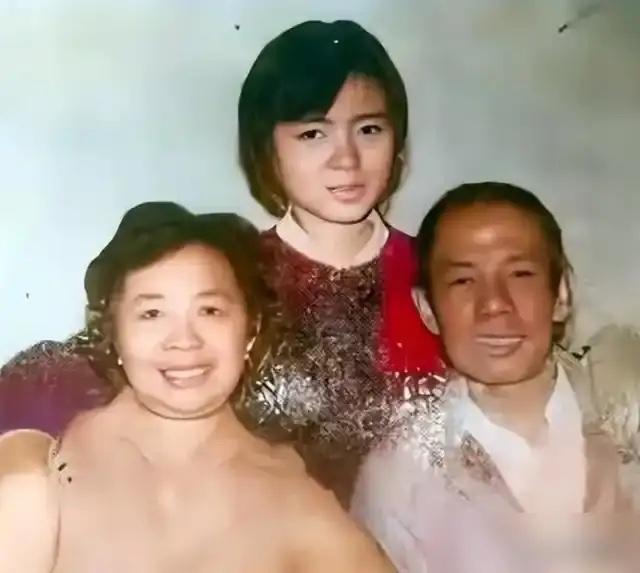 魏宗万的身后事，是两个女人在撑着。一个95岁，腿脚不便，是他的老妻周惟明。一
