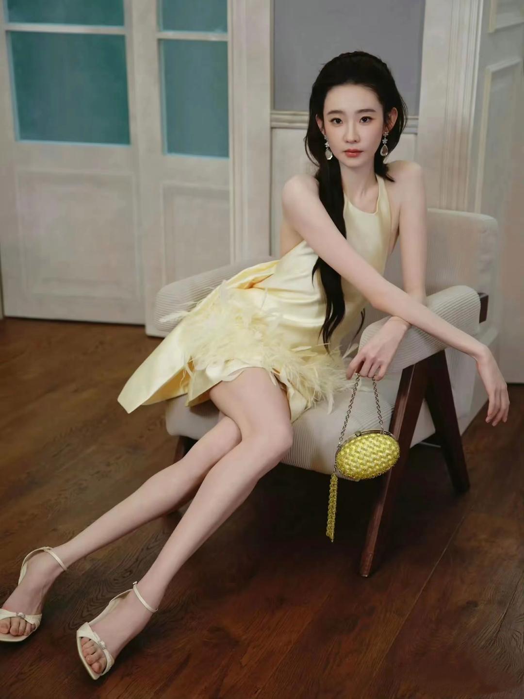 张艺凡这套浅黄轻礼服太绝了，性感好身材，美腿迷人[赞][赞][赞][送自己一朵花