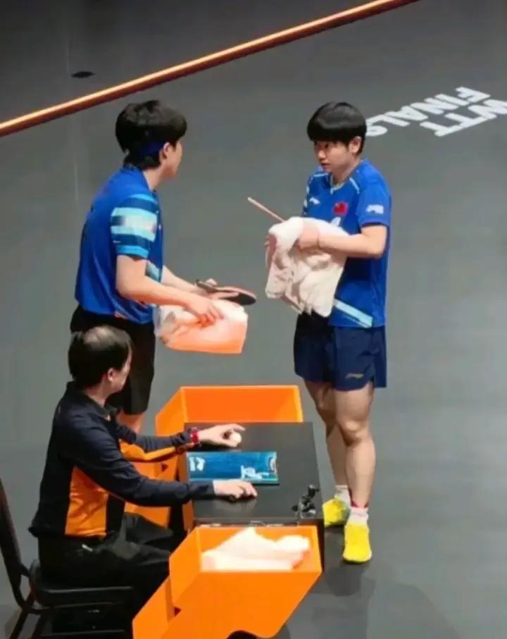 你见过世界第一混双的“加密通话”吗？那不是战术，是疼。新加坡总决赛那