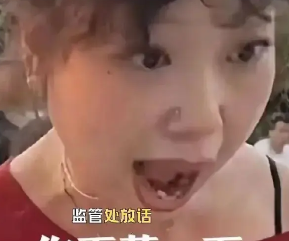 游客遭重庆红衣女子辱骂，敢在派出所骂人找人堵派出所大门，外地人也真是跪了只因拒