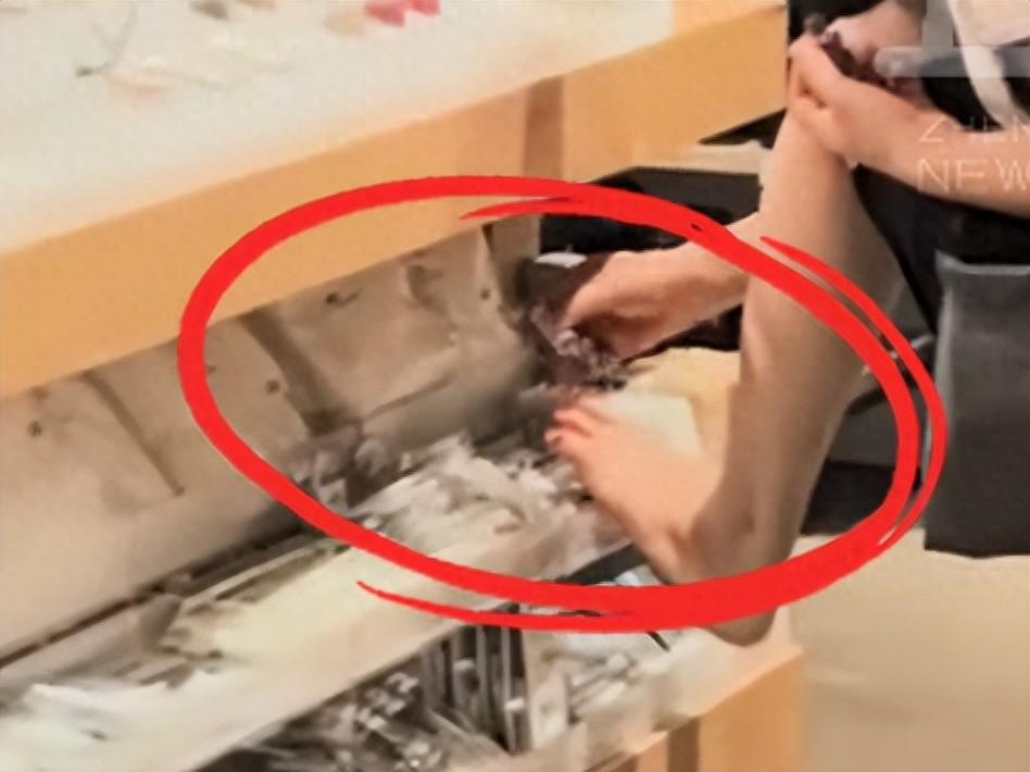 “真丢人！”海南海口，一家无印良品店里，一名女子竟然当众脱下鞋子，旁若无人地拿起