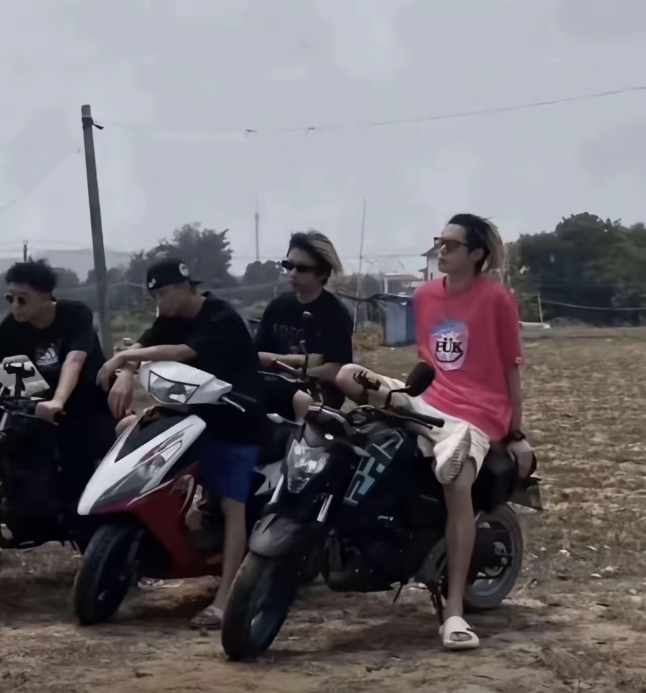 王鹤棣早期照片被扒，真的就是个精神小伙
