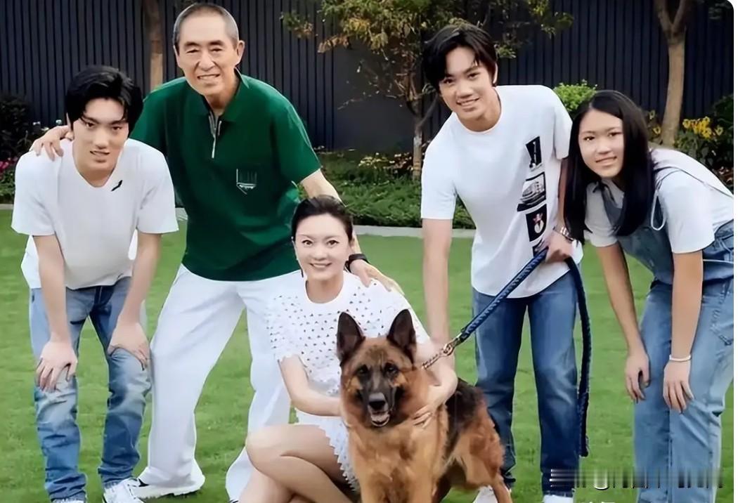 现年75岁的张艺谋与44岁的妻子陈婷及3个子女的一张全家福合影。陈婷苦日子熬出头