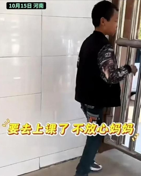子不嫌母丑！在河南南阳，午饭时间已过，但二年级男孩还没回班，老师匆忙寻找，看见他