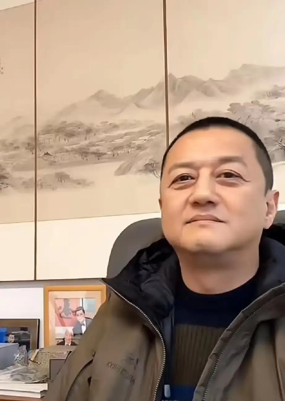 直播还债的男人对着镜头说无怨无悔。舆论却要他离婚12年的前妻开口。李亚鹏最新