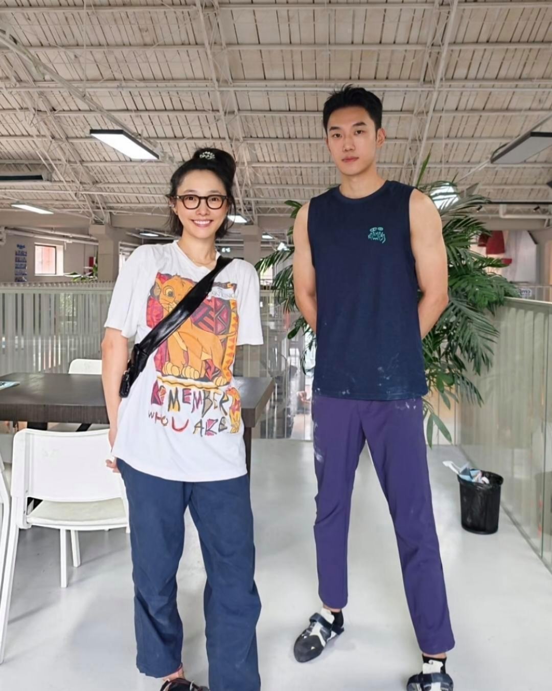 42岁的白百何，在北京一家攀岩馆被人碰到。她穿得很低调随性，头发还有点乱，根本没在乎明星的样子。​