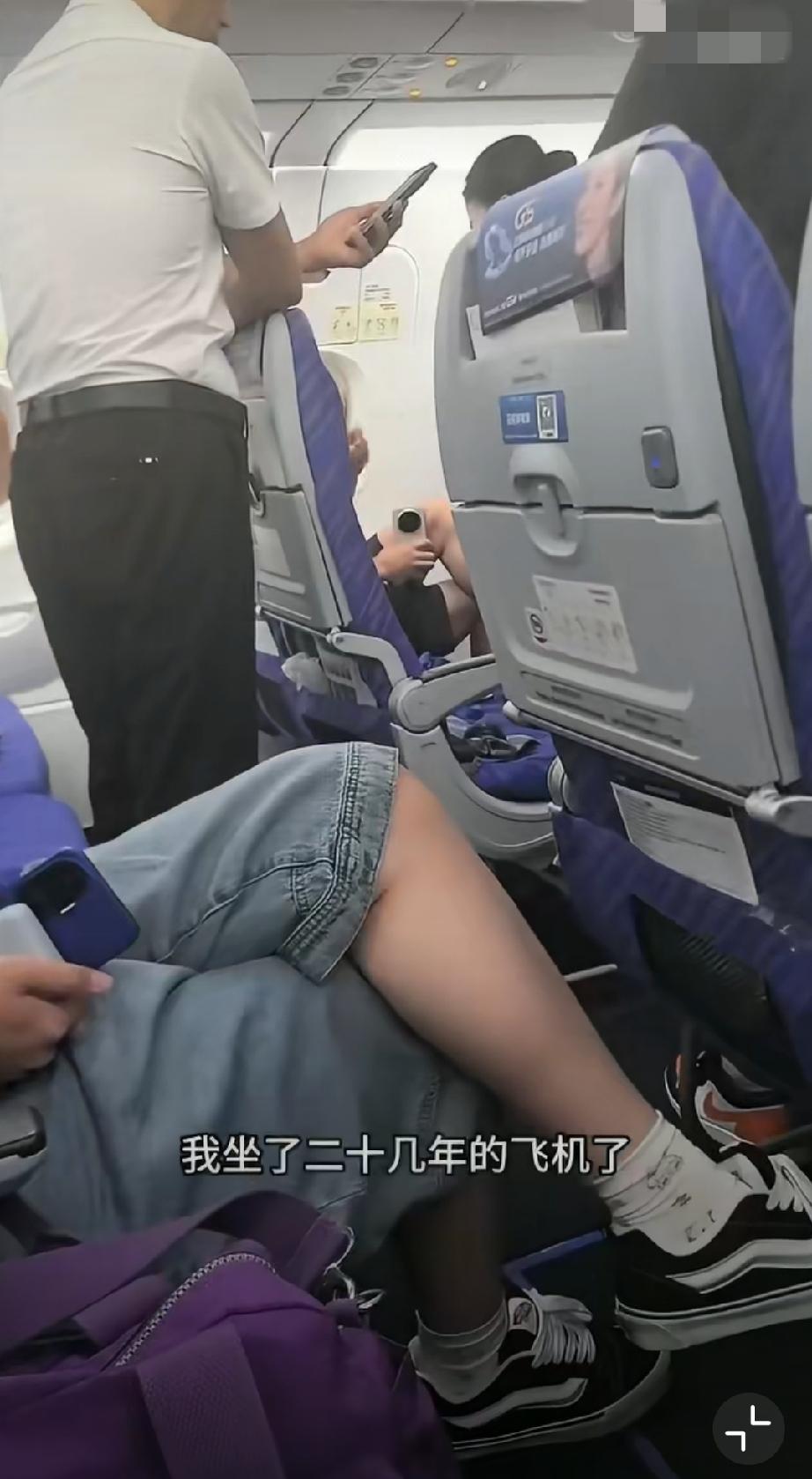 南方航空飞北京的航班因天气原因备降济南。一名乘客对航班落地北京后，自己在机上等待
