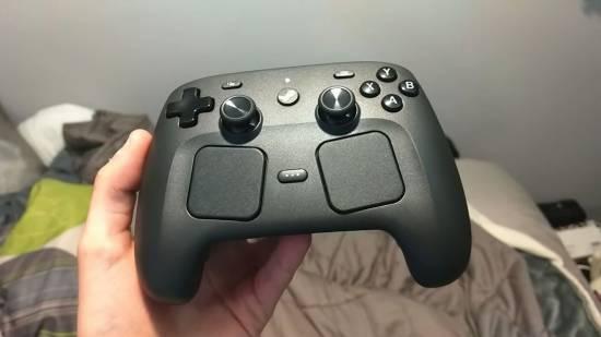 近日有博主分享，Steam手柄在被摔时会发出经典的“威廉尖叫”，这一略显V社“不