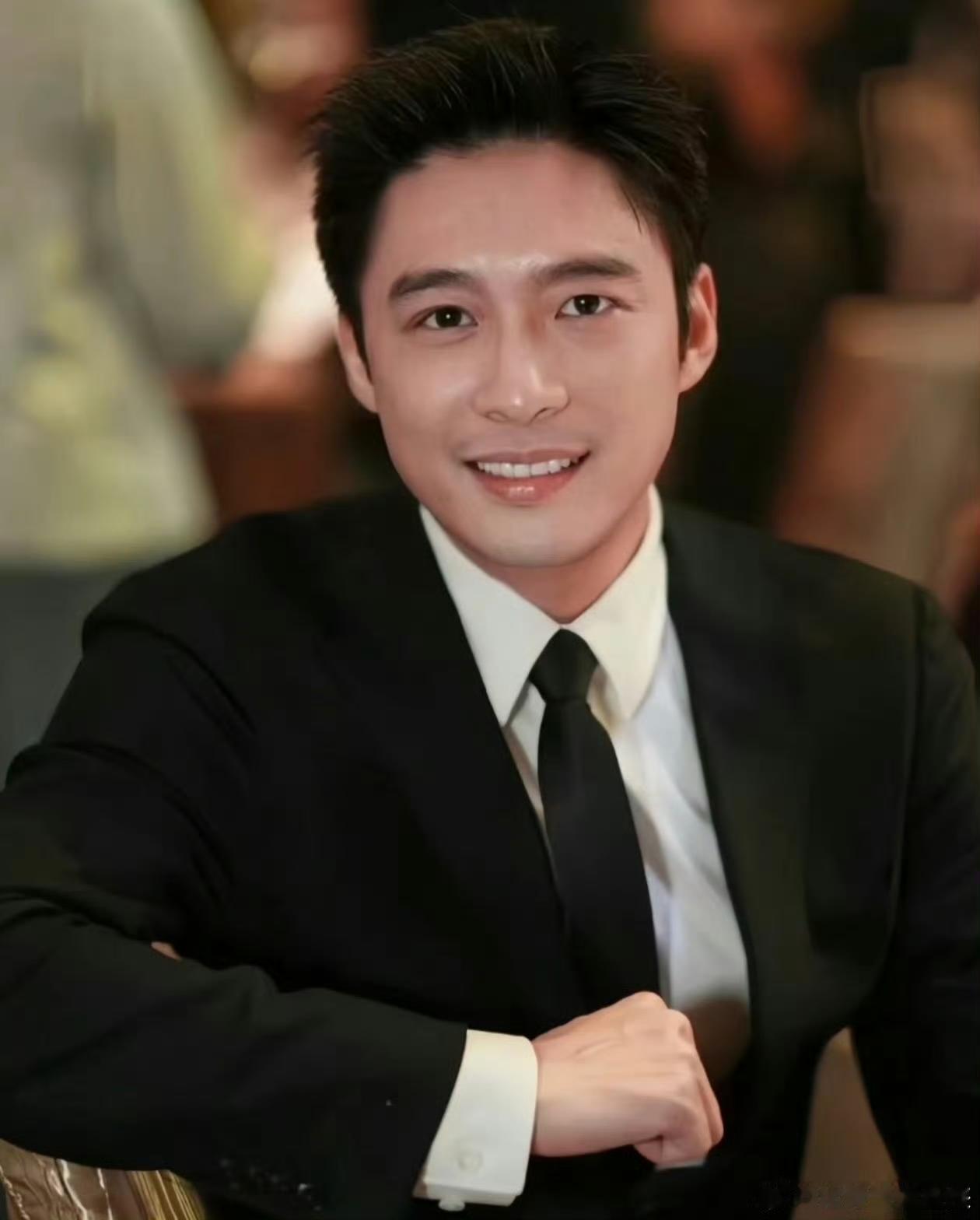 霍启山娜然完全联想不到一起的两个人，疑似一起参加了弟弟霍启仁的婚礼，二人全程形影