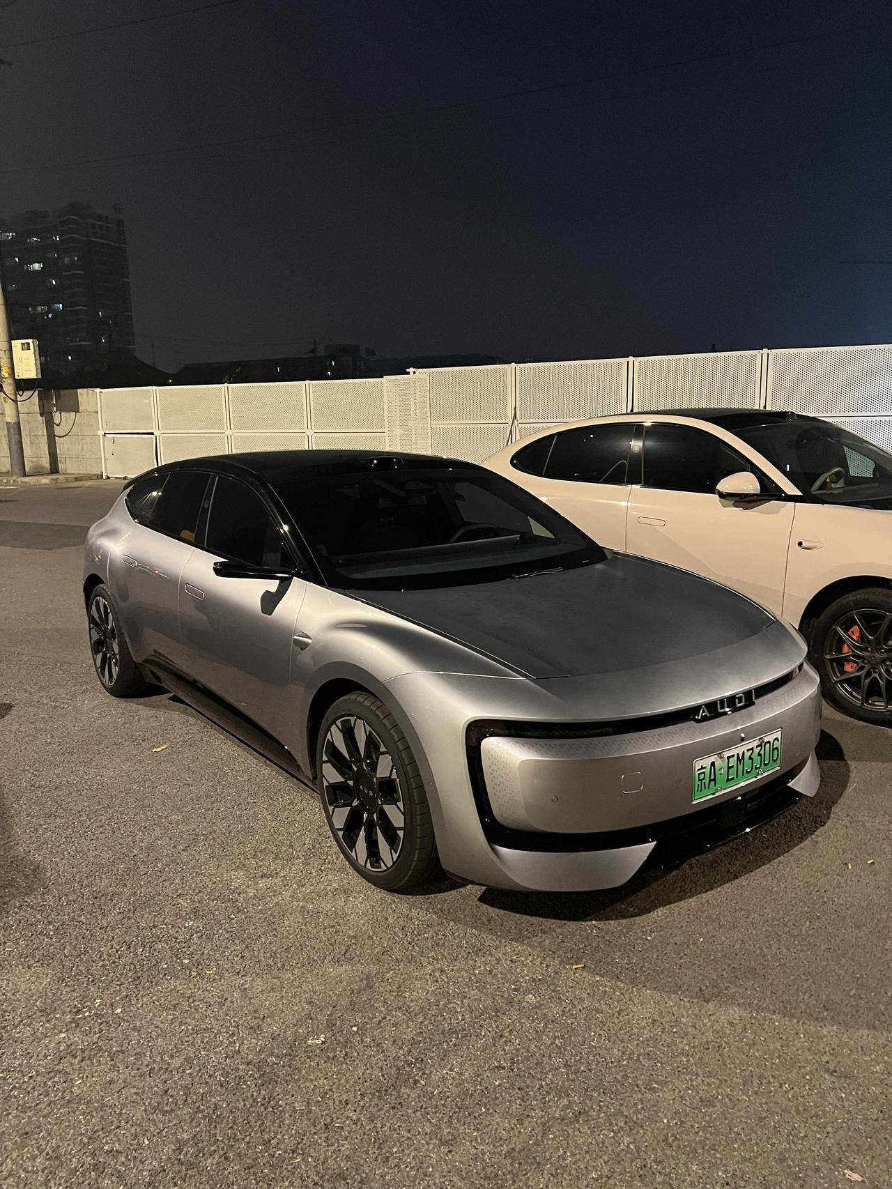 相当相当漂亮的上汽奥迪E5。起价23.59万的中大型掀背车，长的就是一张纯电的脸