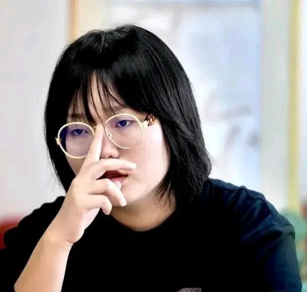 谢田飞前脚网上举报李雪琴，后脚李雪琴工作室就发“严正声明”，驳斥旧友在网上胡乱发