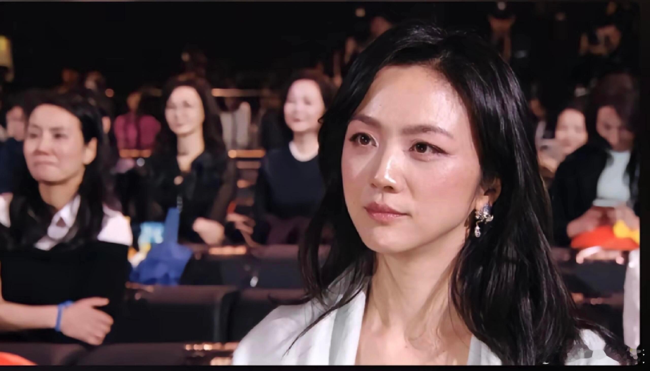 卢昱晓进来一起欣赏像流水又像晚秋的两位水系美人水的感觉舒缓从容