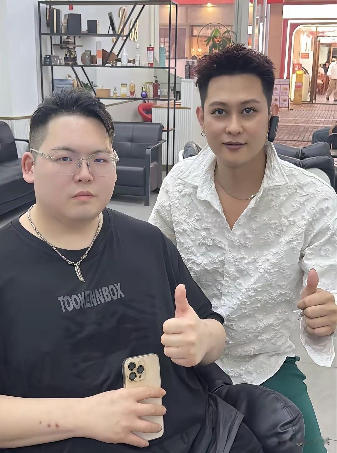 向太的小儿子向佑，最新状况曝光。近日，有网友曝光了一组向佑的相片，他人在广州，