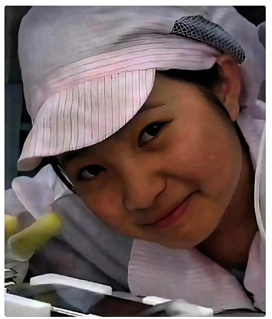 2008年，一张朴实真诚的笑脸意外走红，成了当年火遍全网的照片！当年，一位