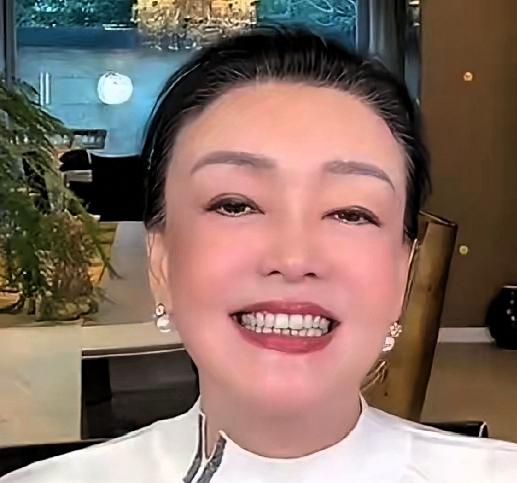 兰姐家新丁降临，小马添喜万家腾，生肖轮回乐融融。直播间里乐开了花，兰姐笑得合不