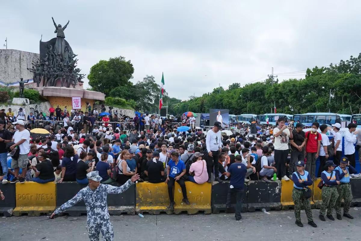 小马科斯彻底慌了！数万人凌晨包围马尼拉，他直接闭门装鸵鸟。不是演习，是真炸。