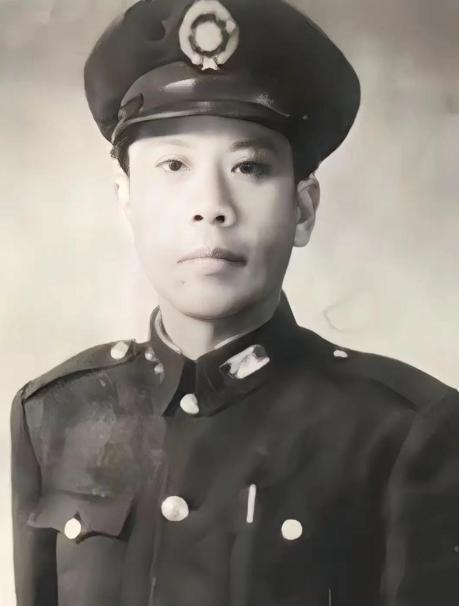 1948年，黄百韬自杀之前，他手下的主力部队第25军军长陈士章眼见形势不对，便决
