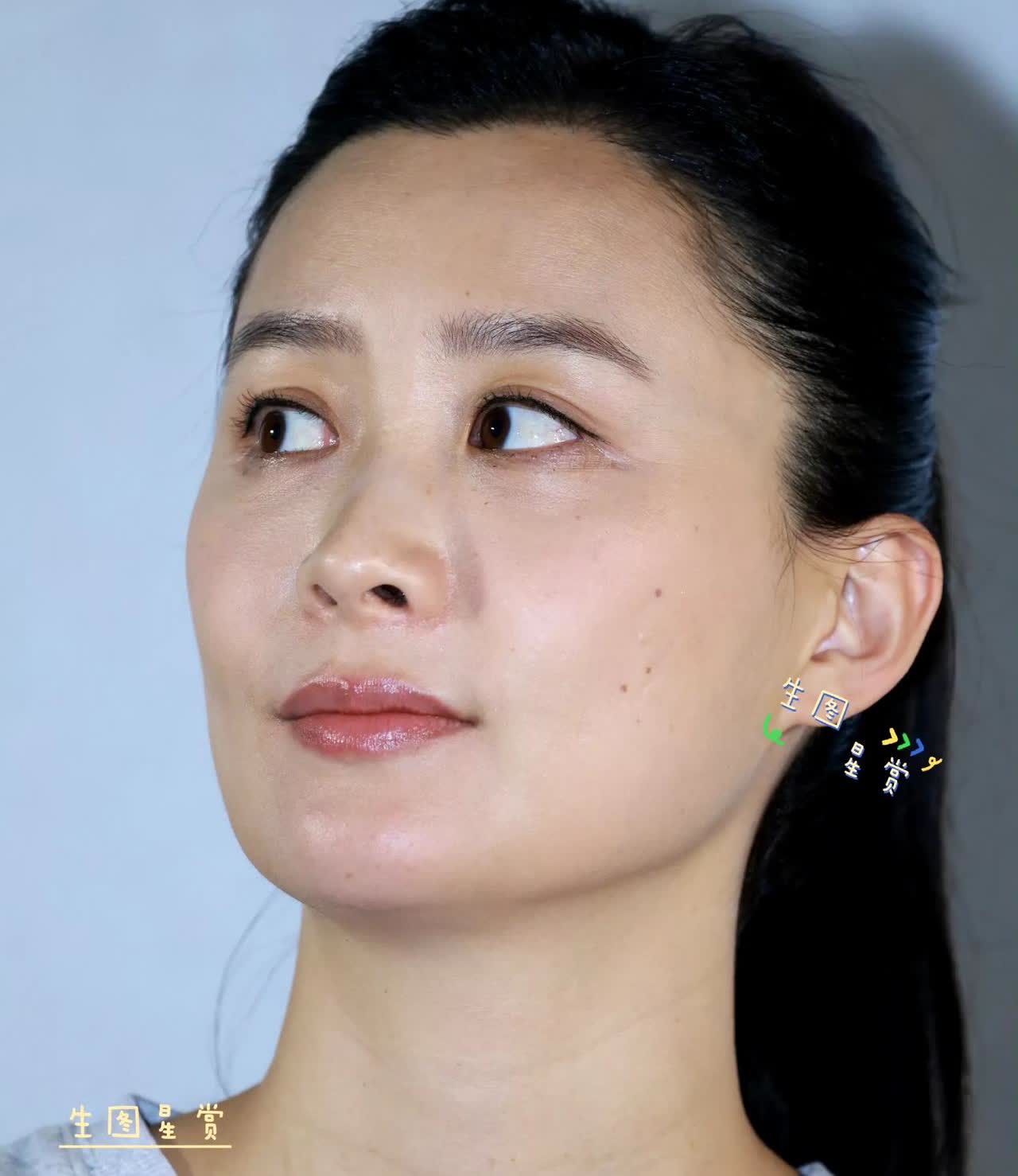 她嫁给了法国外教官，娱乐圈事业倒是越来越好了，跑去出完好莱坞大片，成功跻身国际巨