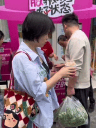 奶茶你加辣椒还是折耳根家人们谁懂啊！长沙奶茶摊的调料台堪比“整活现场”，辣椒的