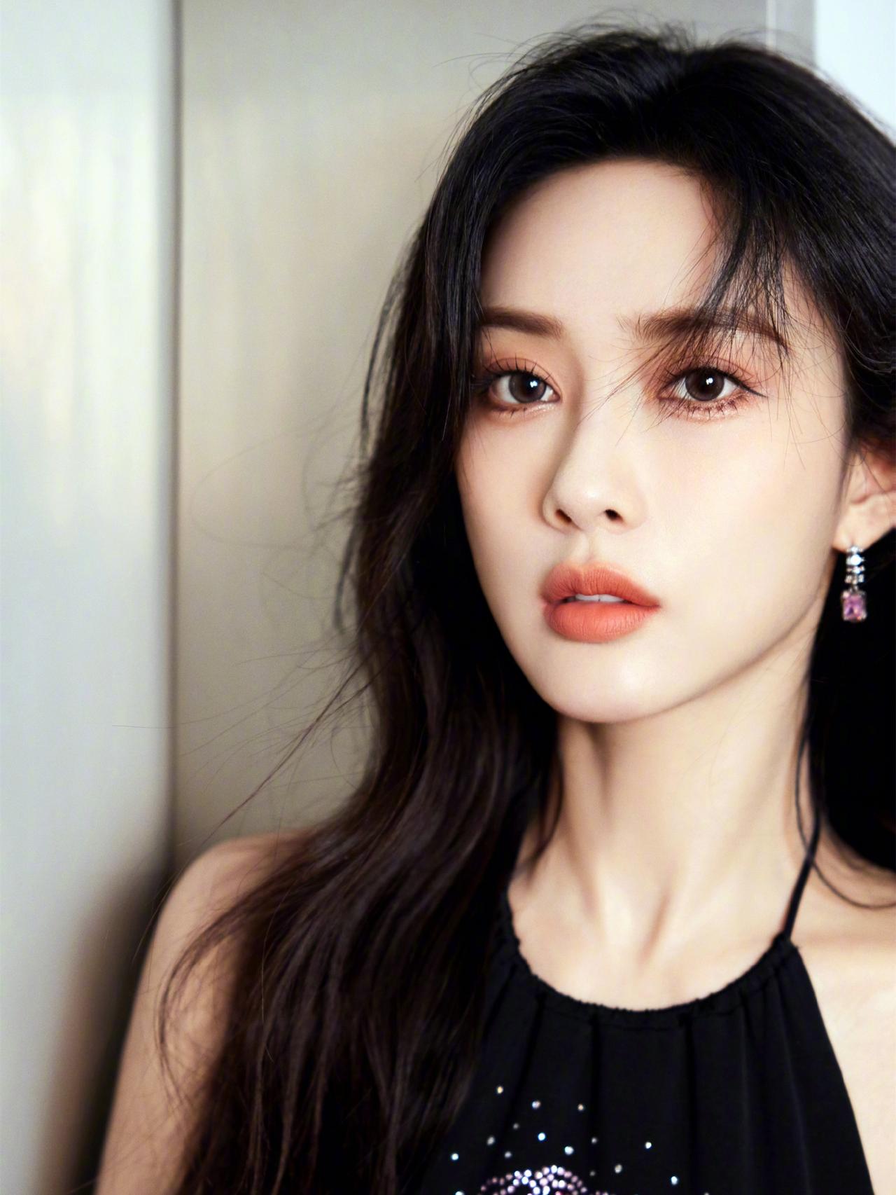 李嘉琦很好奇：你都没接触过表演，是什么触动你要去艺考的？孟子义笑得好得意：因为我