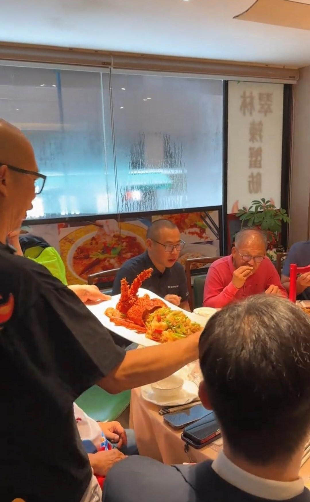 去香港吃顿顶级大餐，结果包间小得连转身都费劲？你敢信这可是“食神”原型坐镇的馆子