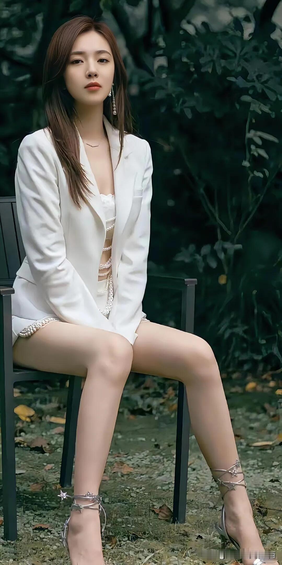 山东出美女啊，身高167厘米的王晓晨，她脸蛋精致，身材丰腴，皮肤紧致白嫩，气质温