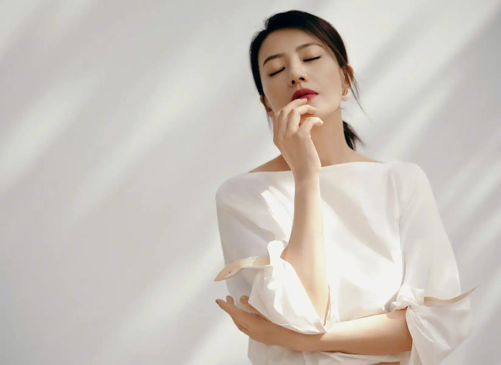 高圆圆分享春日户外美照！穿白色露腰装气质优雅恬静