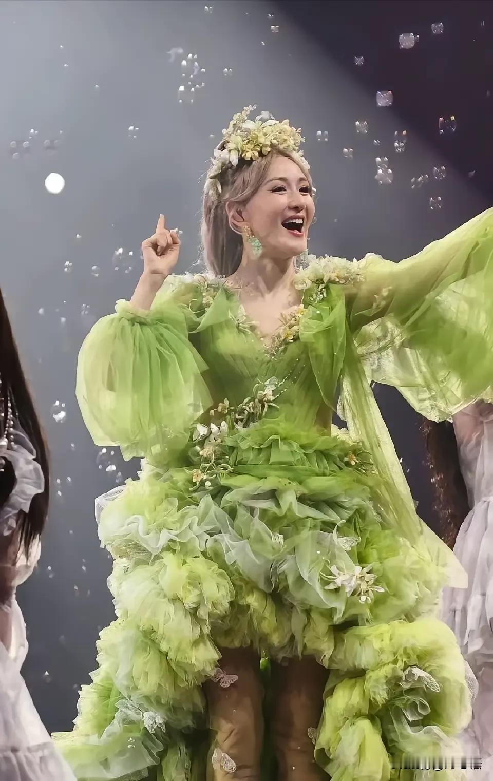 谢娜演唱会：唱的不是歌炫的是人脉收割的是粉丝