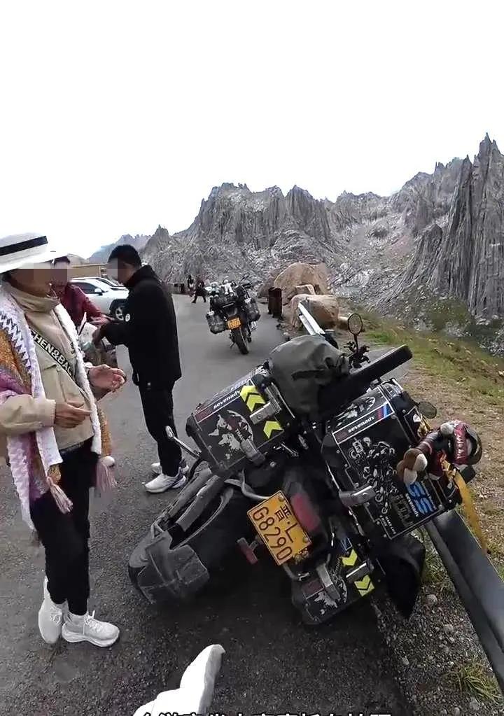 “这下后悔了吧！”2025年8月，四川阿坝，一大妈不听劝，非要坐别人20多万的摩